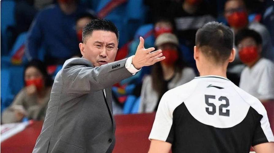杜锋身兼三职是否合理郭士强曾打擦边球胡雪峰是前车之鉴